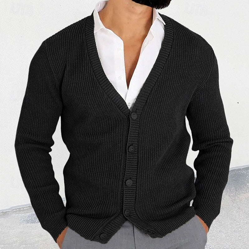 Cardigan Herren schwarz figurbetont mit V-Ausschnitt und Knöpfen - 1 - Atelier-Zofia