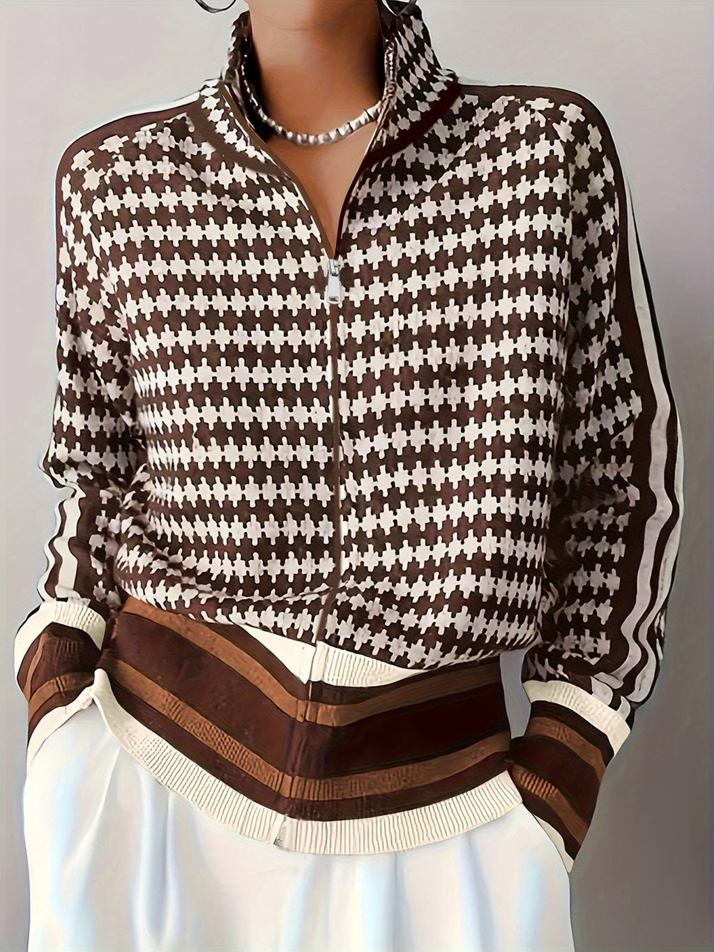 Sweater Damen braun-weiß tailliert mit Stehkragen - 3 - Atelier-Zofia