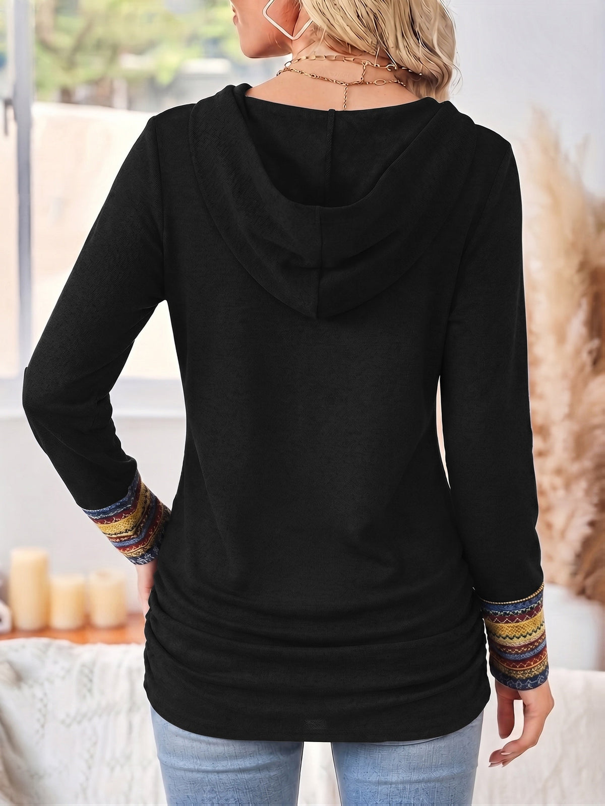 Pullover Damen schwarz figurbetont mit Kapuze und Knöpfen - 3 - Atelier-Zofia