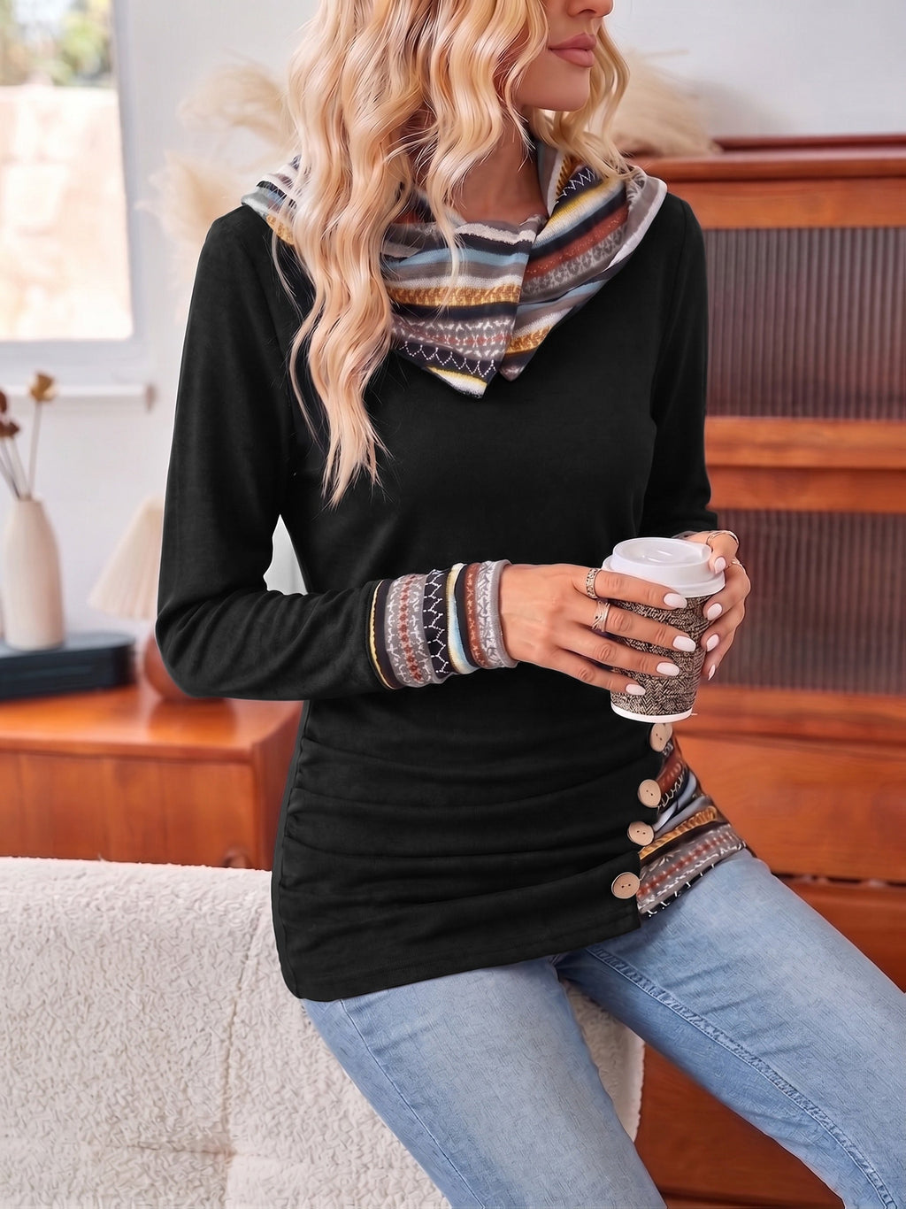 Pullover Damen schwarz figurbetont mit Kapuze und Knöpfen - 5 - Atelier-Zofia