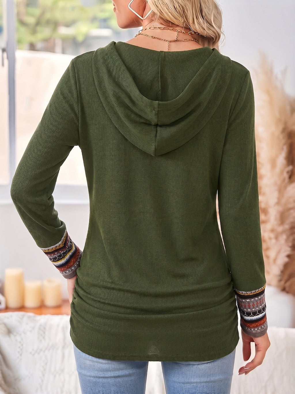 Pullover Damen schwarz figurbetont mit Kapuze und Knöpfen - 10 - Atelier-Zofia