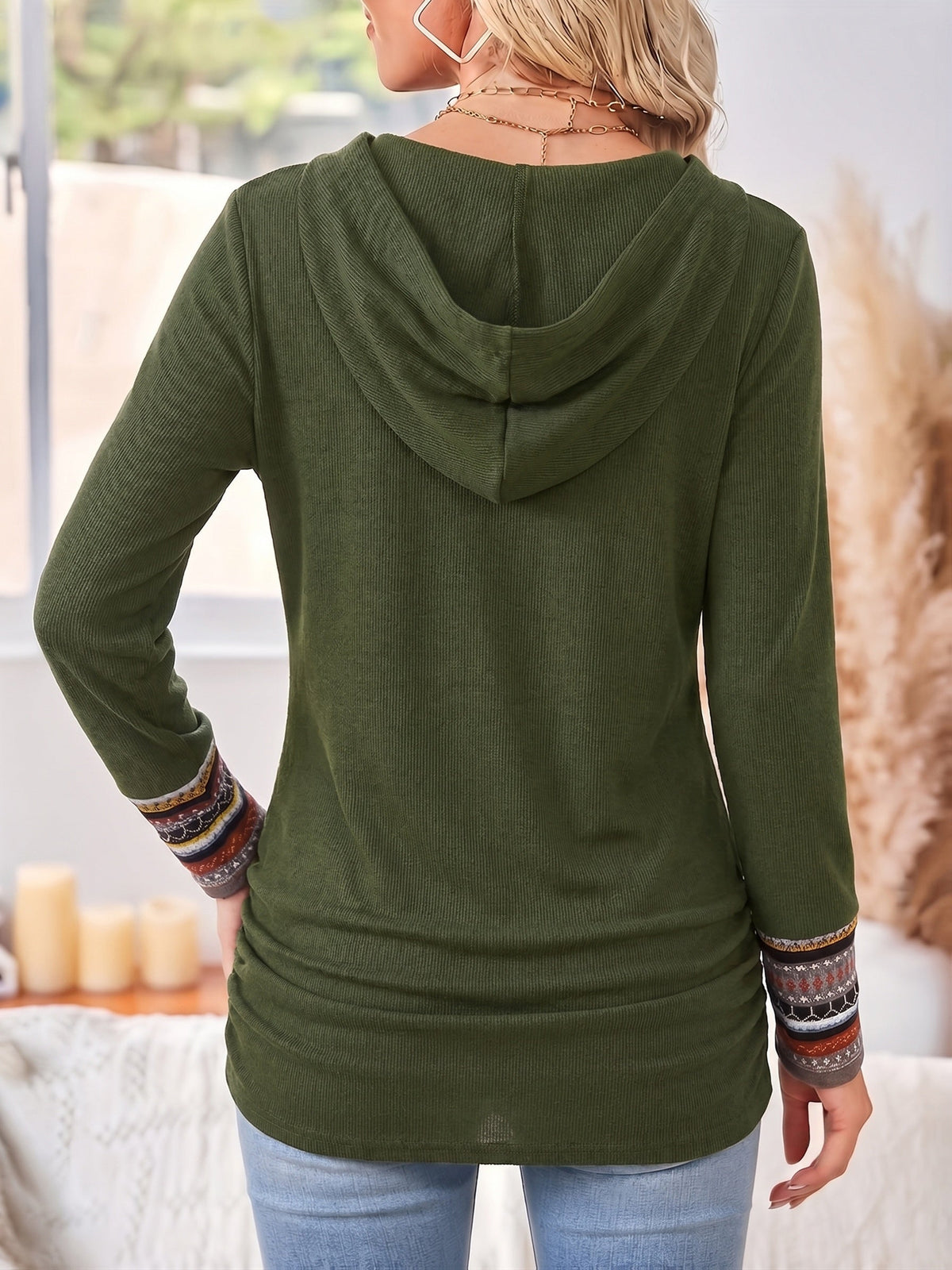 Pullover Damen schwarz figurbetont mit Kapuze und Knöpfen - 10 - Atelier-Zofia