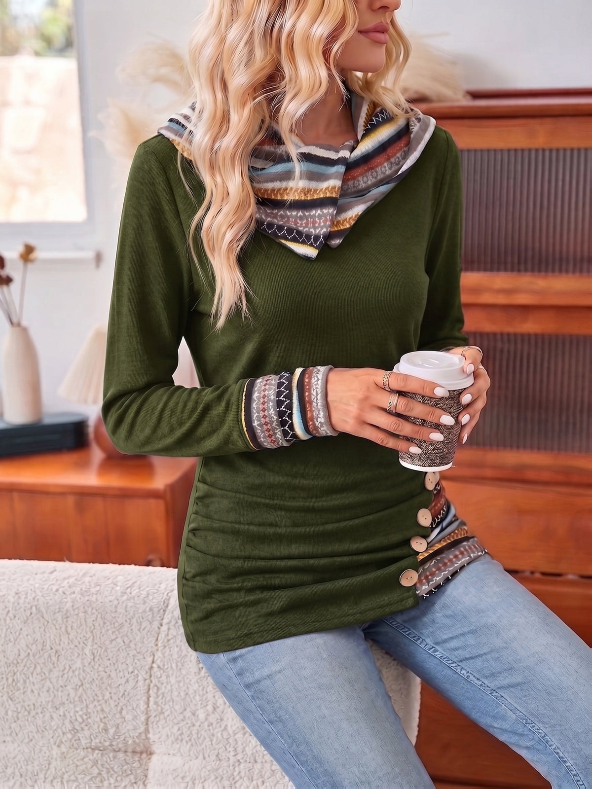 Pullover Damen schwarz figurbetont mit Kapuze und Knöpfen - 12 - Atelier-Zofia