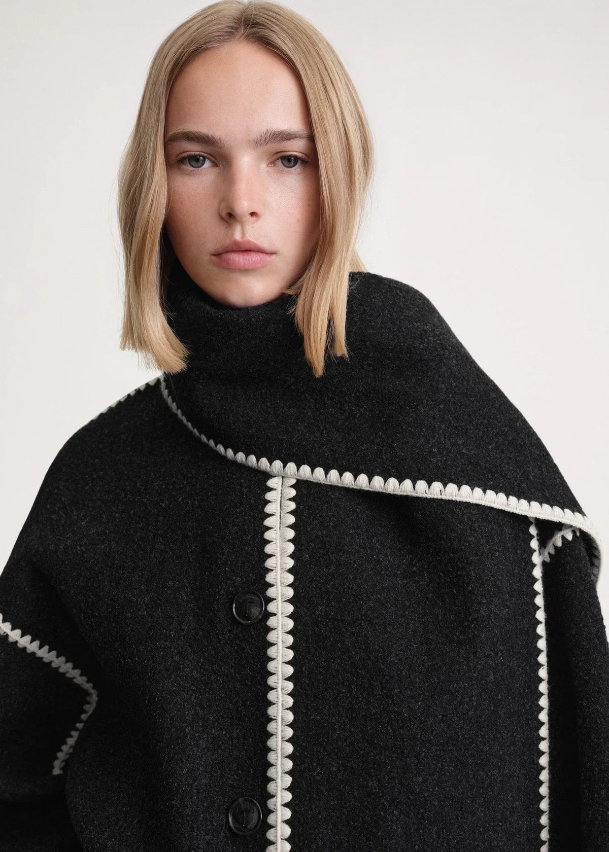 Jacke Damen schwarz weit mit Taschen und Fransen - 16 - Atelier-Zofia