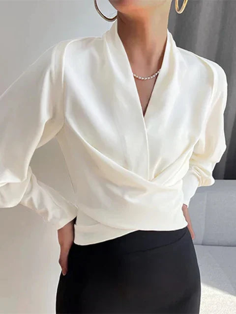 Bluse Damen schwarz tailliert mit V-Ausschnitt und Puffärmeln - 2 - Atelier-Zofia
