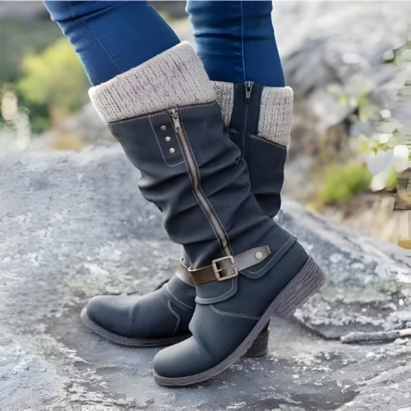 Stiefel Damen schwarz figurbetont mit Falten und modischem Riemen - 1 - Atelier-Zofia