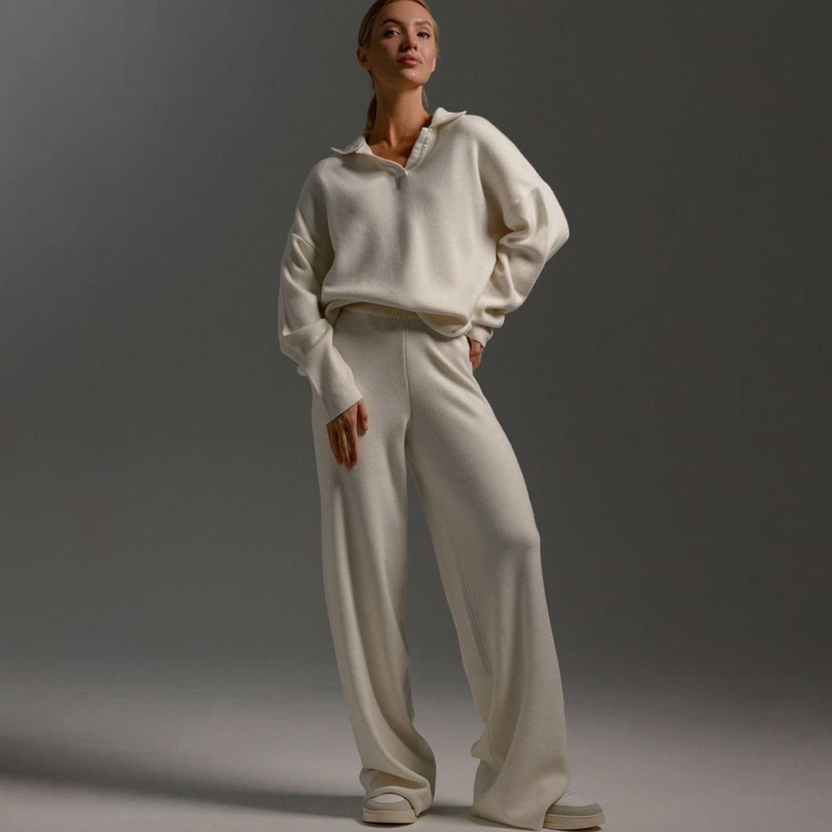 Outfit Damen beige weit geschnitten mit Stehkragen - 1 - Atelier-Zofia