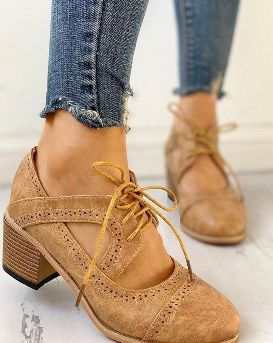 Heels Damen grau figurbetont mit Schnürung und Brogue-Details - 3 - Atelier-Zofia