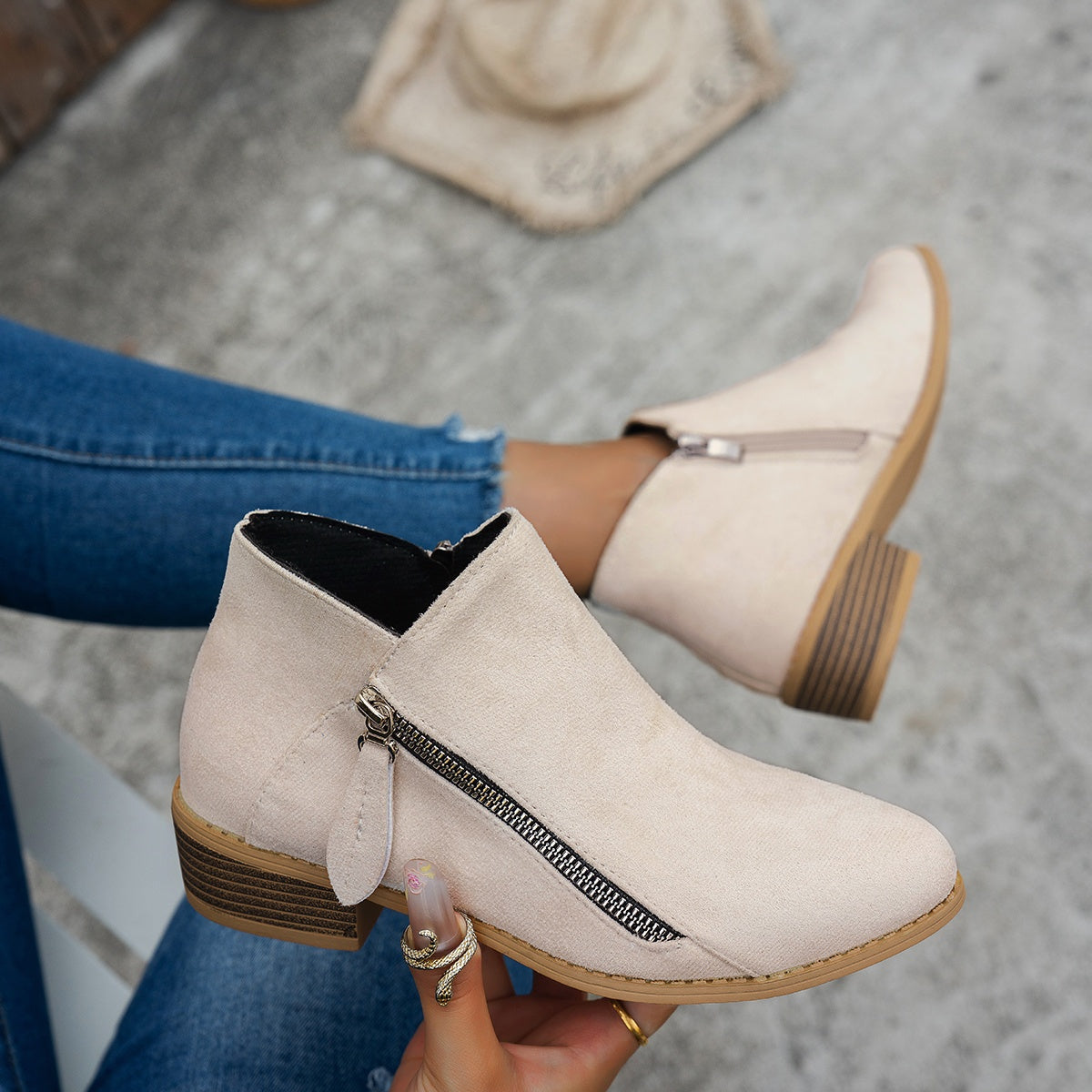 Damen Boots beige figurbetont mit seitlichem Reißverschluss - 1 - Atelier-Zofia