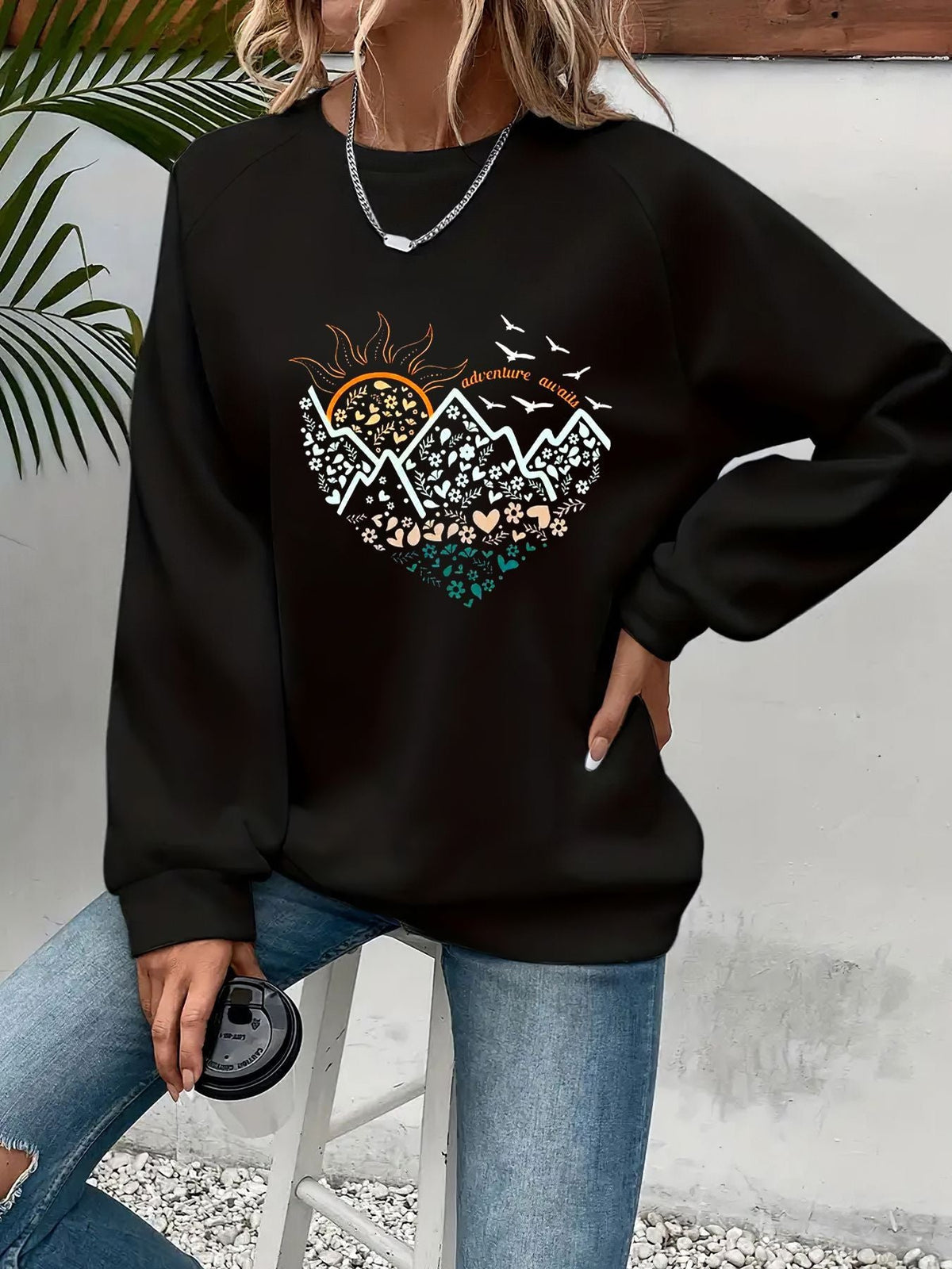 Sweater Damen schwarz weit mit Herz-Motiv und Rundhalsausschnitt - 1 - Atelier-Zofia