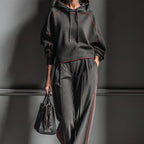 Outfit Damen blau weit geschnitten mit Kapuze und roten Akzenten - 4 - Atelier-Zofia