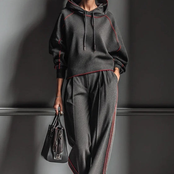 Outfit Damen blau weit geschnitten mit Kapuze und roten Akzenten - 4 - Atelier-Zofia