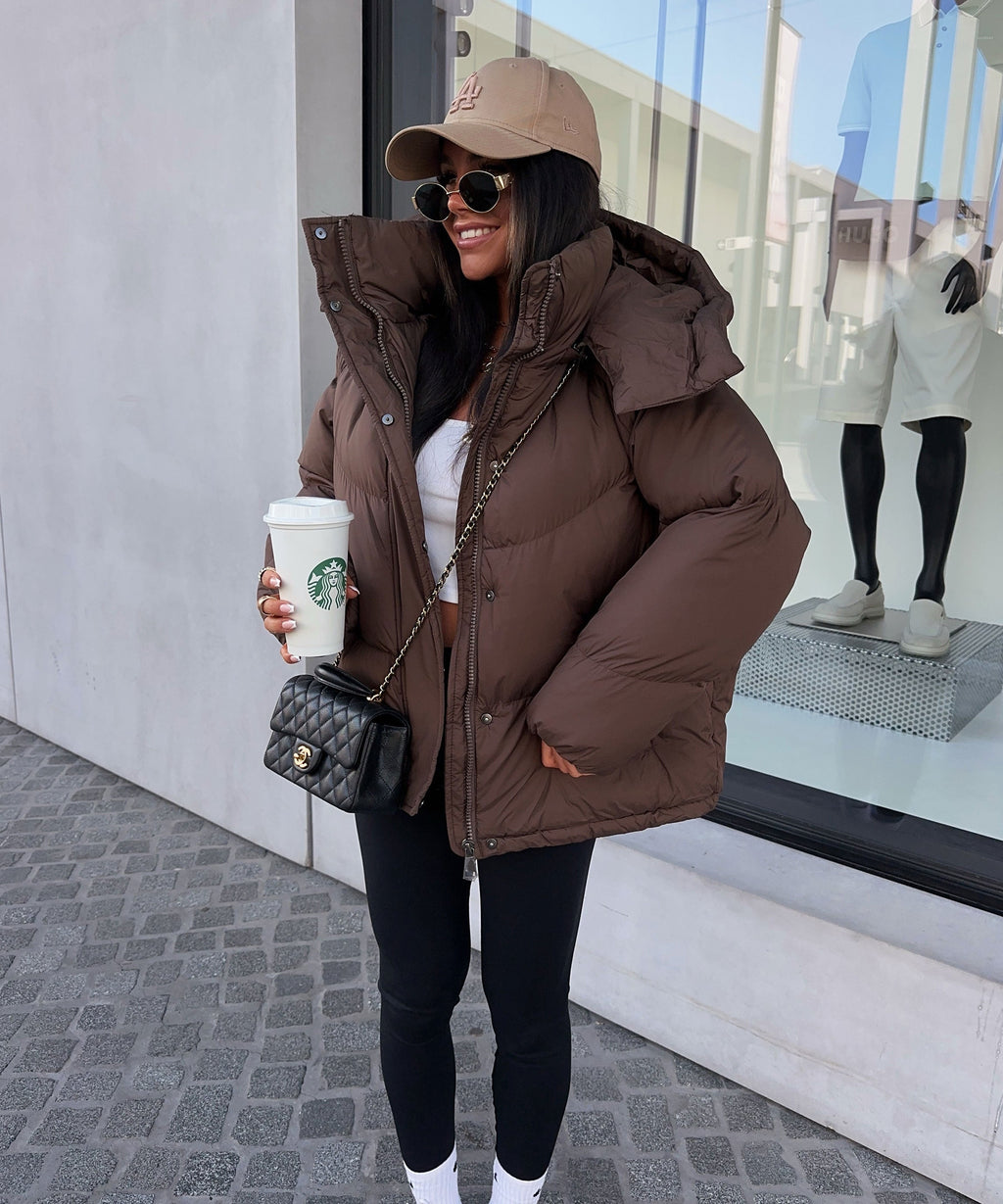 Pufferjacke Damen braun mit abnehmbarer Kapuze und weiten Schnitt - 4 - Atelier-Zofia