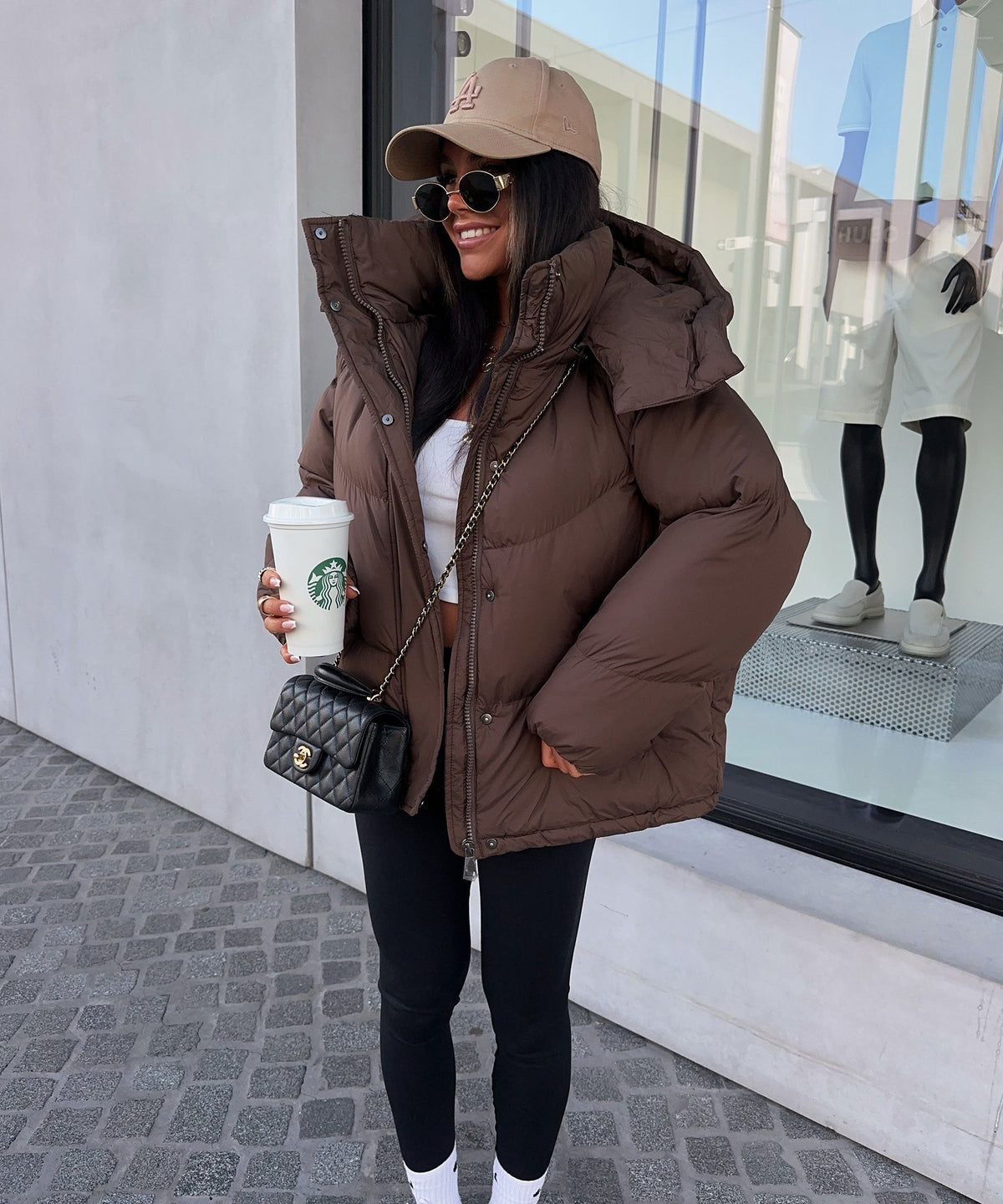 Pufferjacke Damen braun mit abnehmbarer Kapuze und weiten Schnitt - 4 - Atelier-Zofia