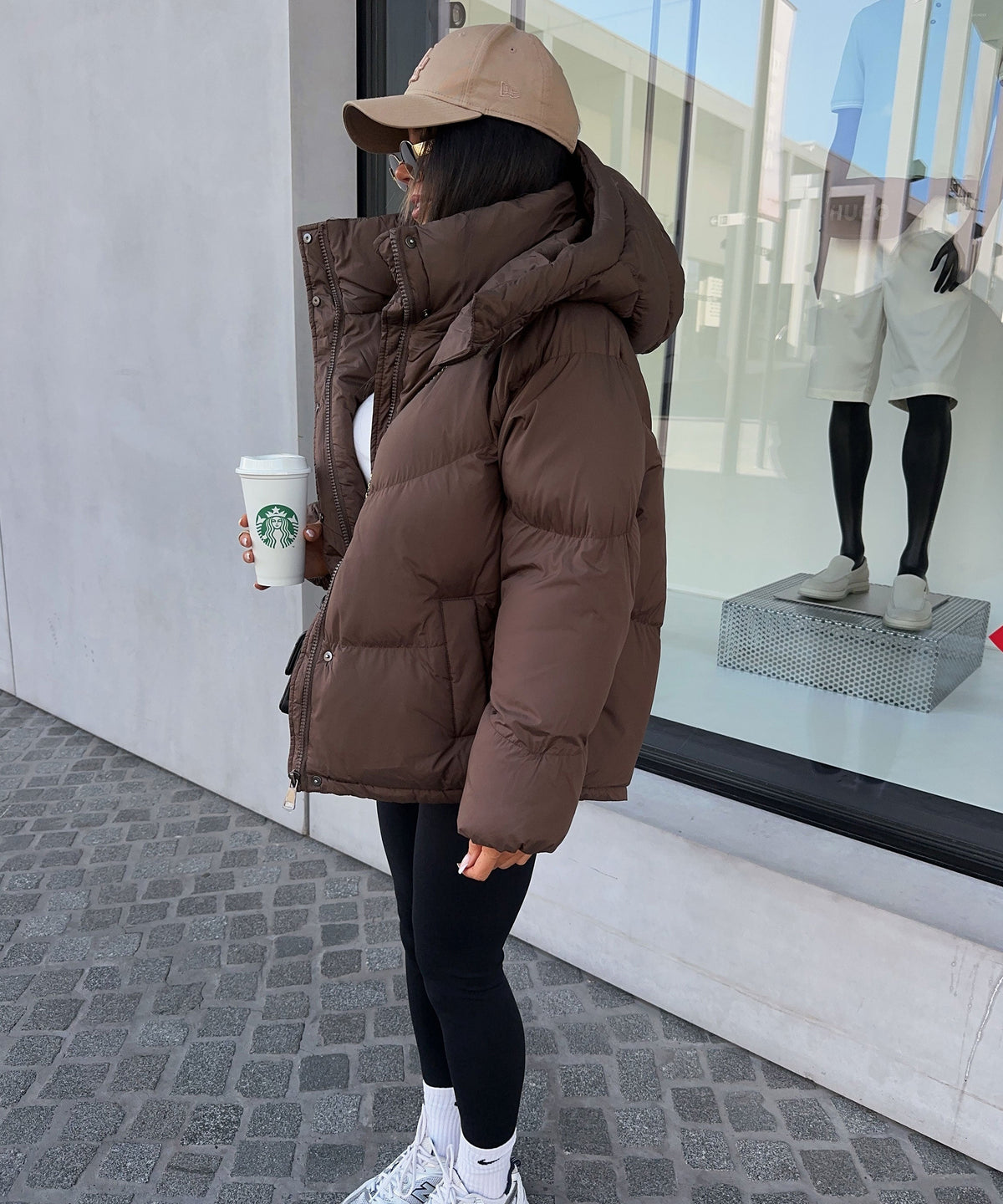 Pufferjacke Damen braun mit abnehmbarer Kapuze und weiten Schnitt - 5 - Atelier-Zofia