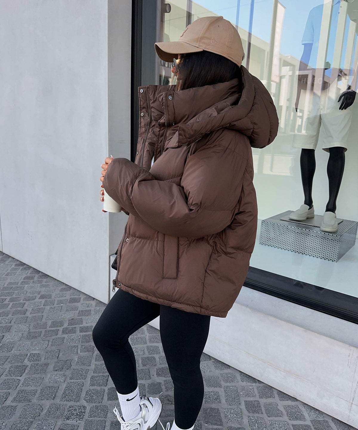 Pufferjacke Damen braun mit abnehmbarer Kapuze und weiten Schnitt - 6 - Atelier-Zofia