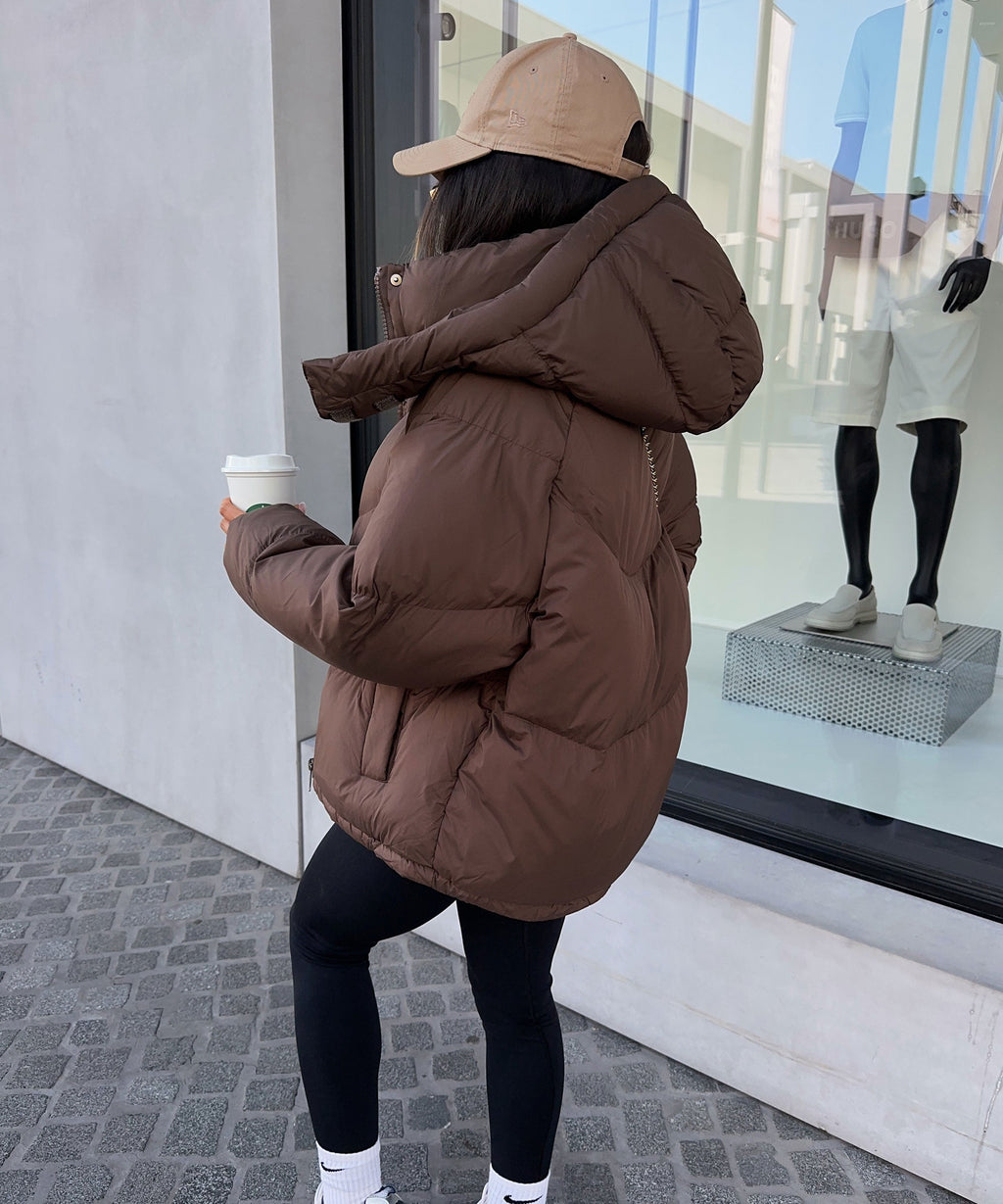 Pufferjacke Damen braun mit abnehmbarer Kapuze und weiten Schnitt - 7 - Atelier-Zofia