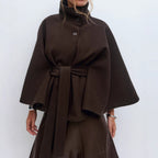 Jacke Damen schwarz tailliert mit hohem Stehkragen und Gürtel - 1 - Atelier-Zofia