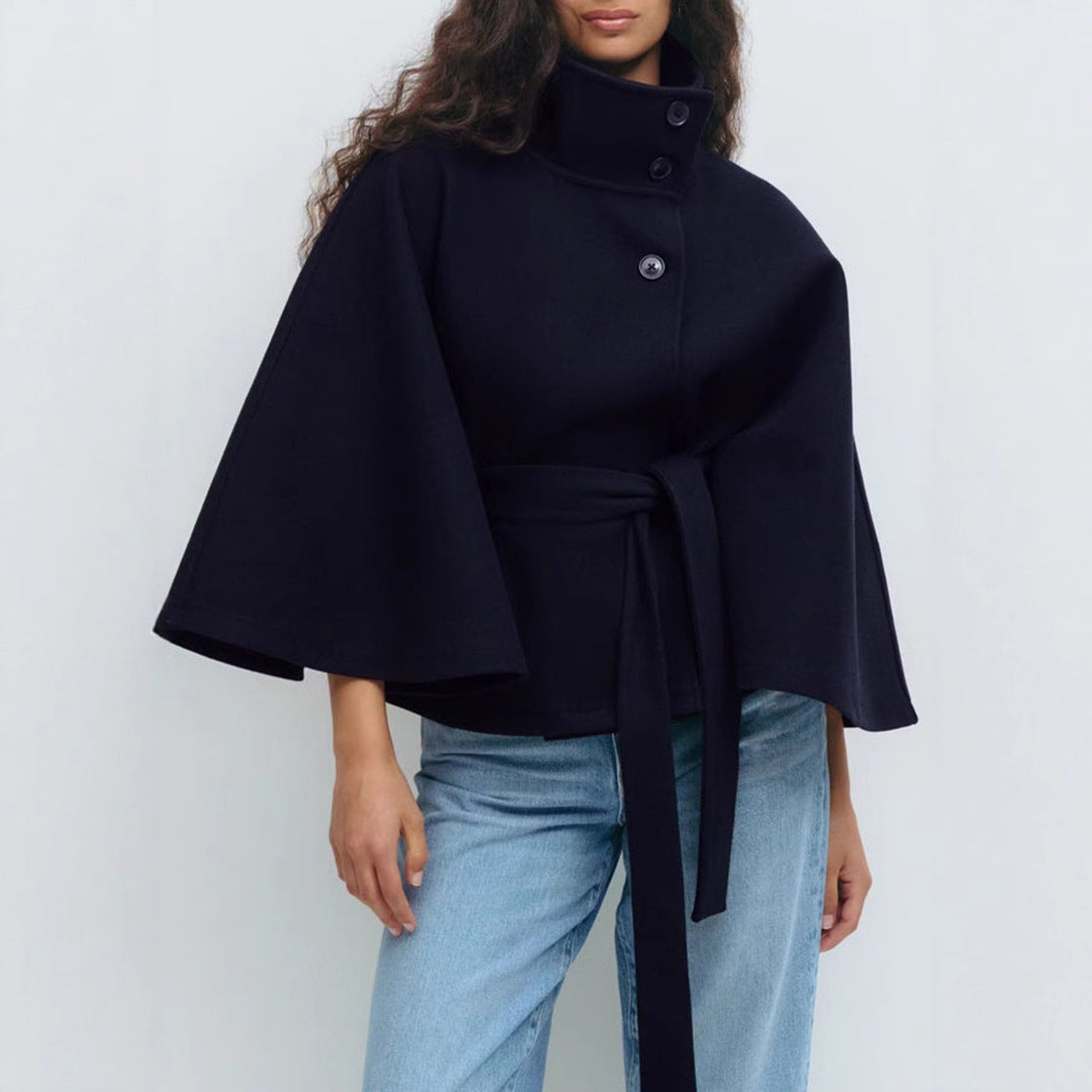 Jacke Damen schwarz tailliert mit hohem Stehkragen und Gürtel - 10 - Atelier-Zofia