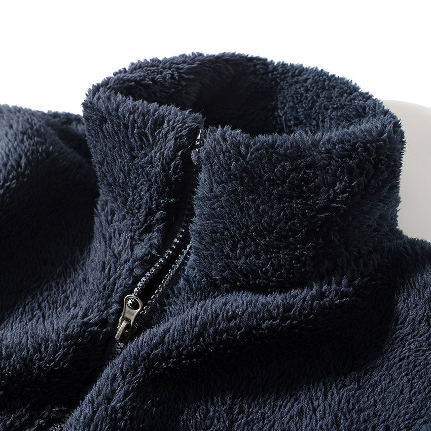 Bequeme Herren Fleecejacke mit hohem Kragen und Reißverschluss - 1 - Atelier-Zofia