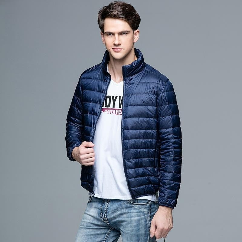 Moderne Herrenjacke mit praktischer Reißverschlusstasche für den stilbewussten Mann - 1 - Atelier-Zofia