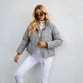 Kurze Damen Pufferjacke mit Stehkragen für kalte Tage - 3 - Atelier-Zofia