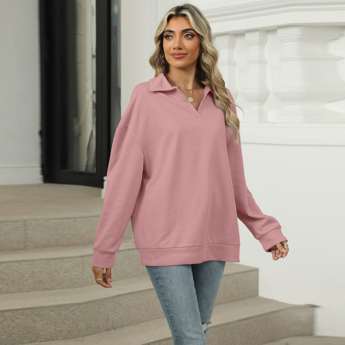 Damen Sweatshirt im lockeren Schnitt mit stylischem V-Ausschnitt und Revers - 5 - Atelier-Zofia