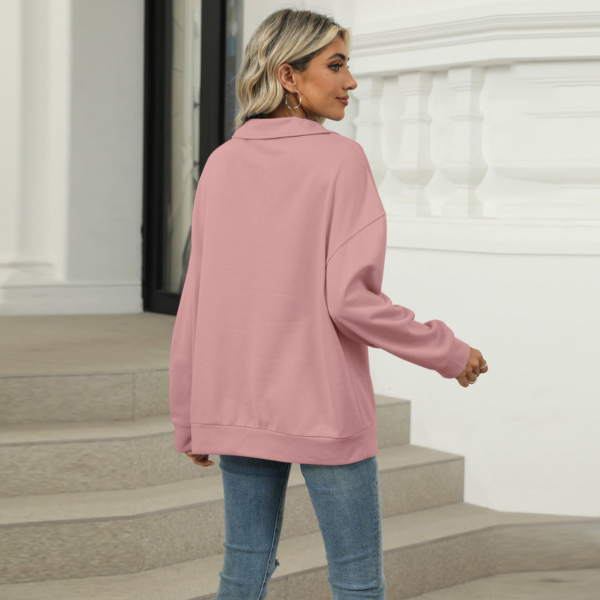 Damen Sweatshirt im lockeren Schnitt mit stylischem V-Ausschnitt und Revers - 10 - Atelier-Zofia