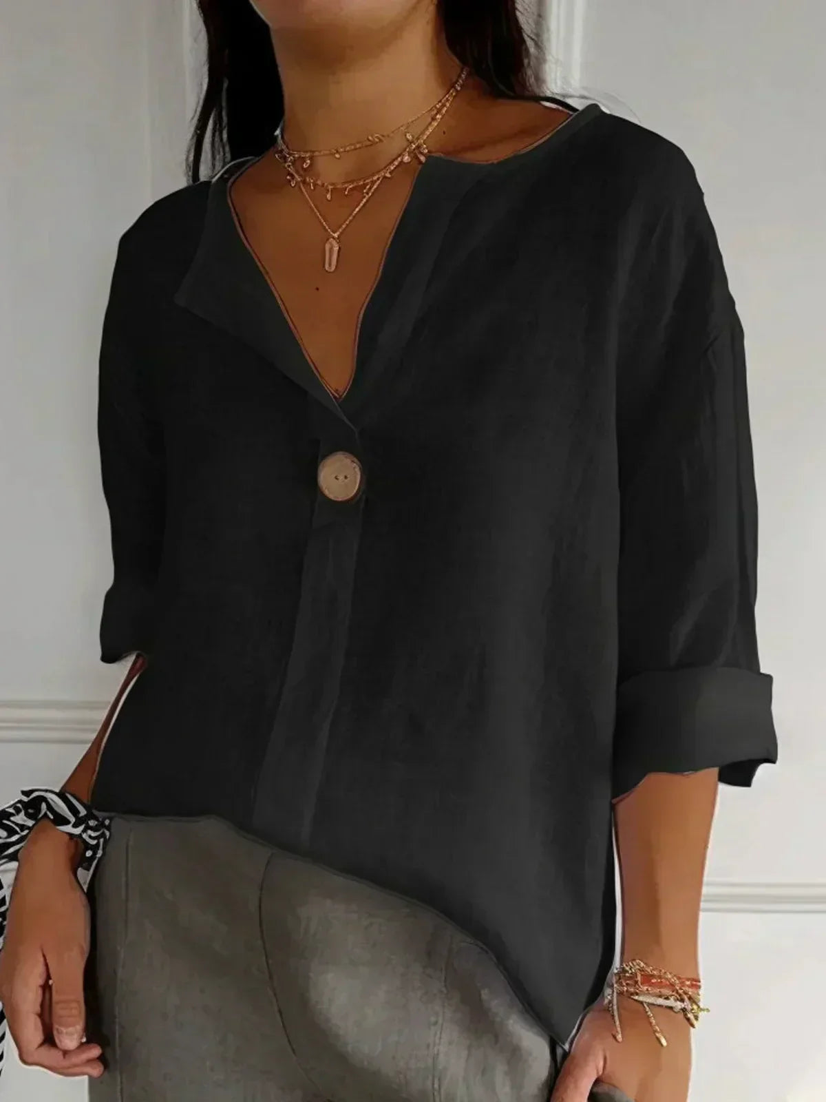 Lena – Leinenbluse mit V-Ausschnitt und Knopfdetail