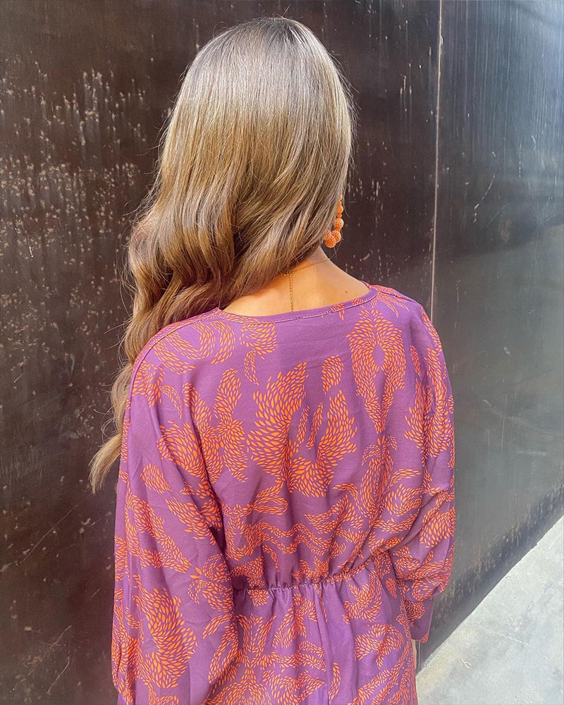 Valentina – Gemustertes Wickel-Midikleid mit V-Ausschnitt