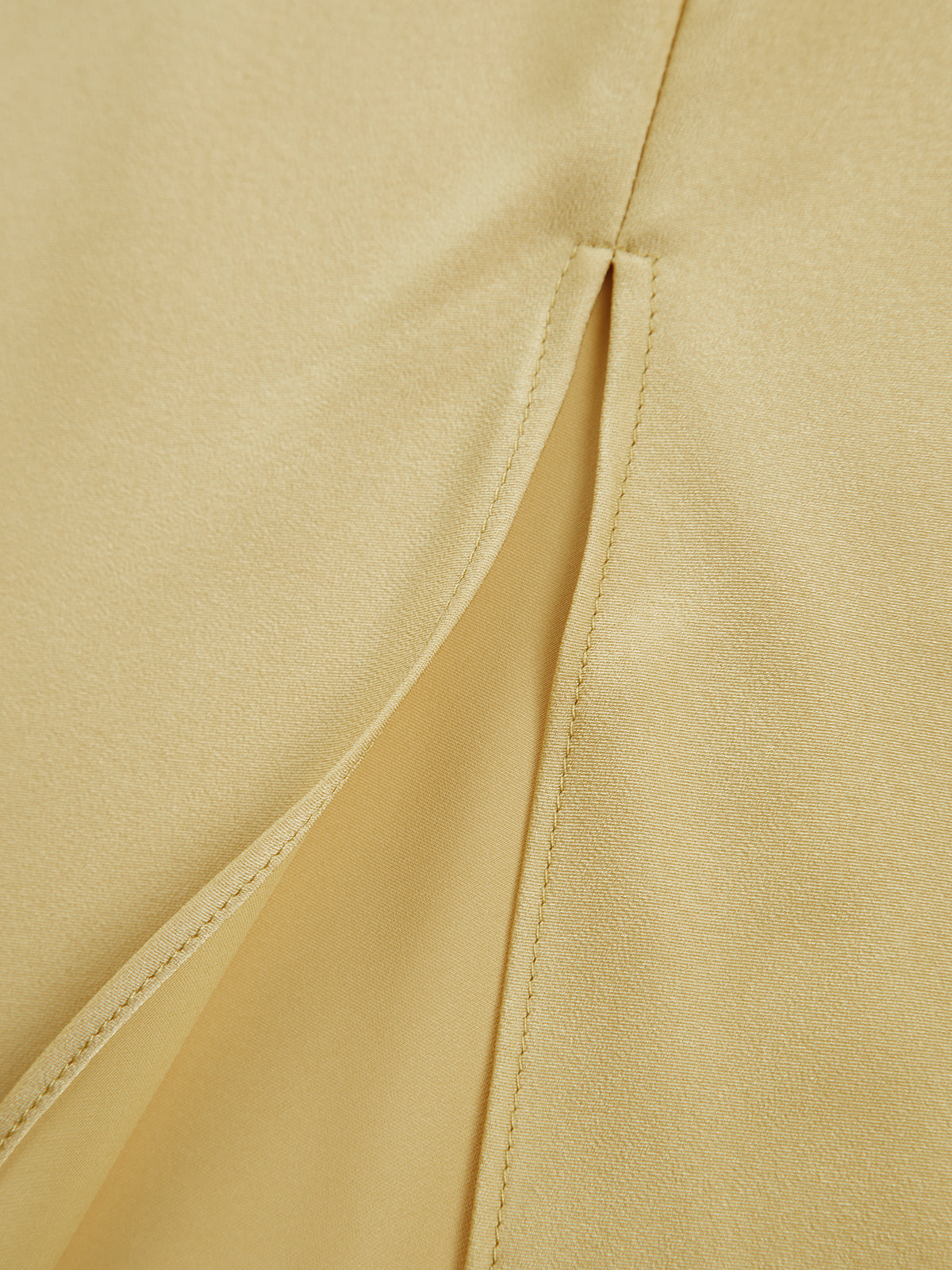 Luna – Rückenfreies Satin-Maxikleid mit Seitenschlitz