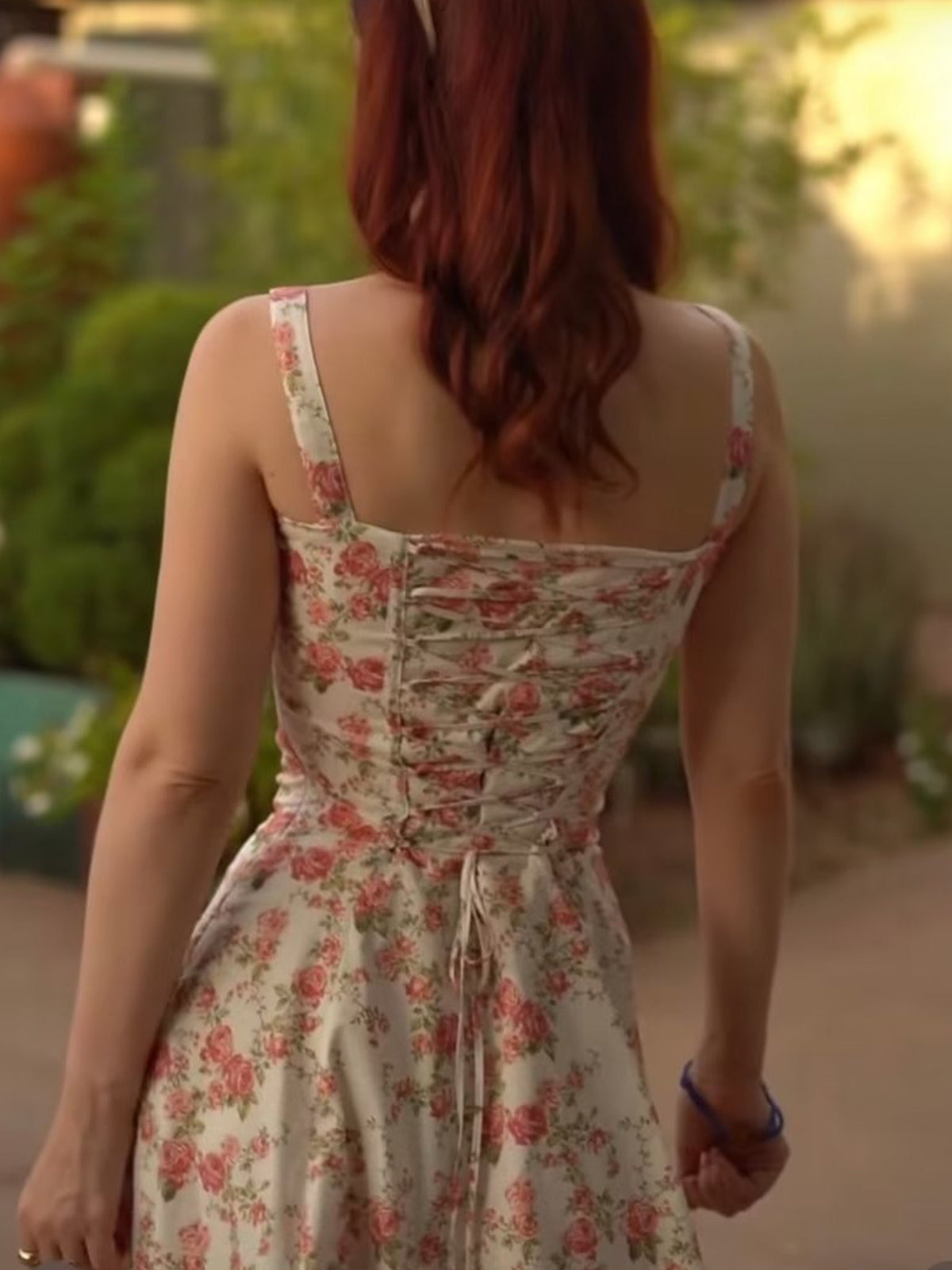 Elisa – Florales Sommer-Midikleid mit Rosenprint