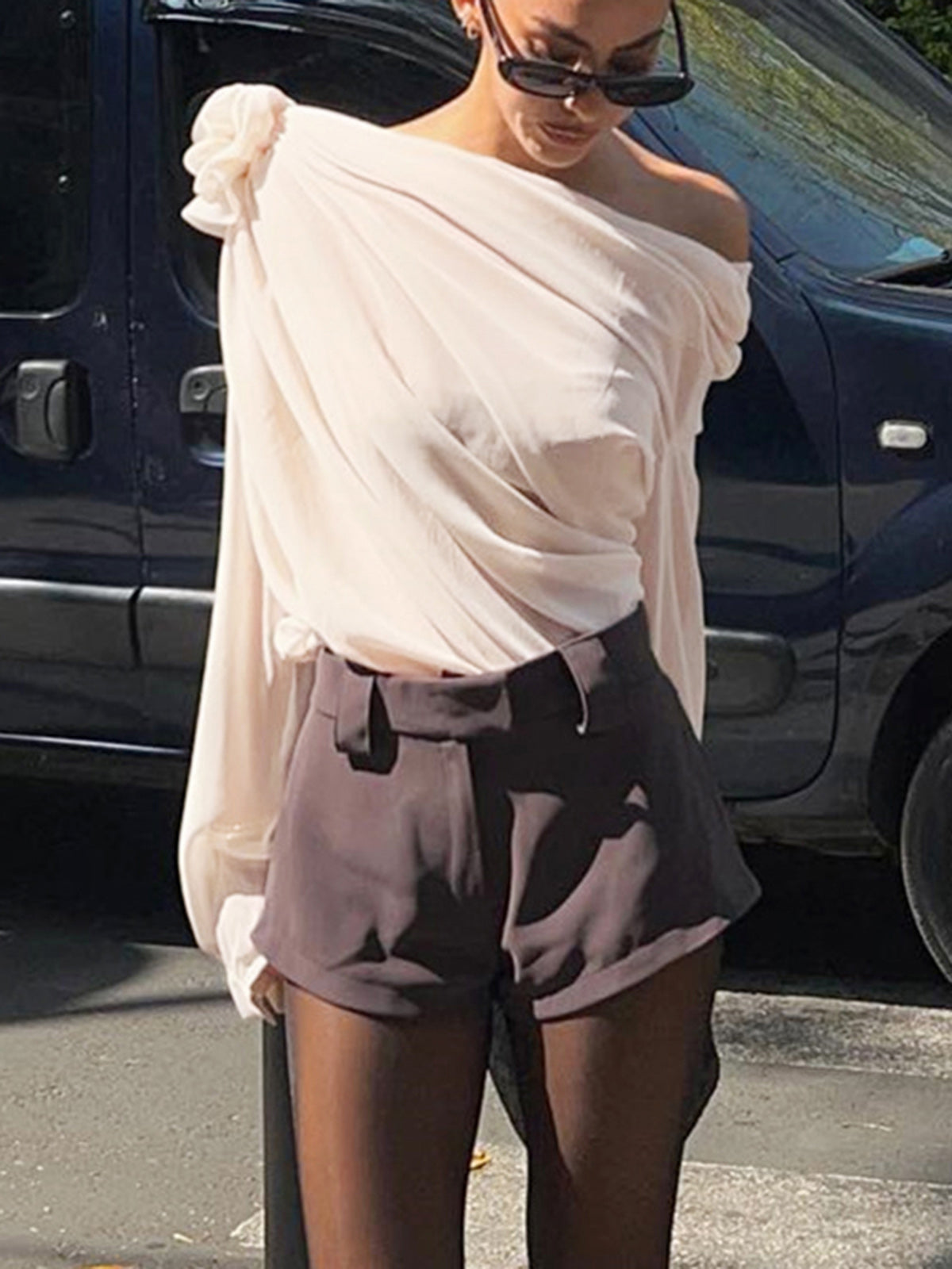 Carla – Halbtransparente One-Shoulder-Bluse mit asymmetrischem Schnitt