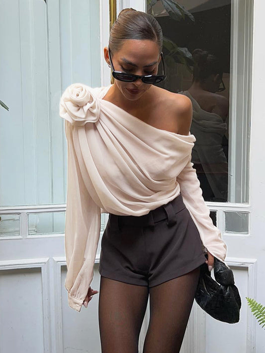 Carla – Halbtransparente One-Shoulder-Bluse mit asymmetrischem Schnitt