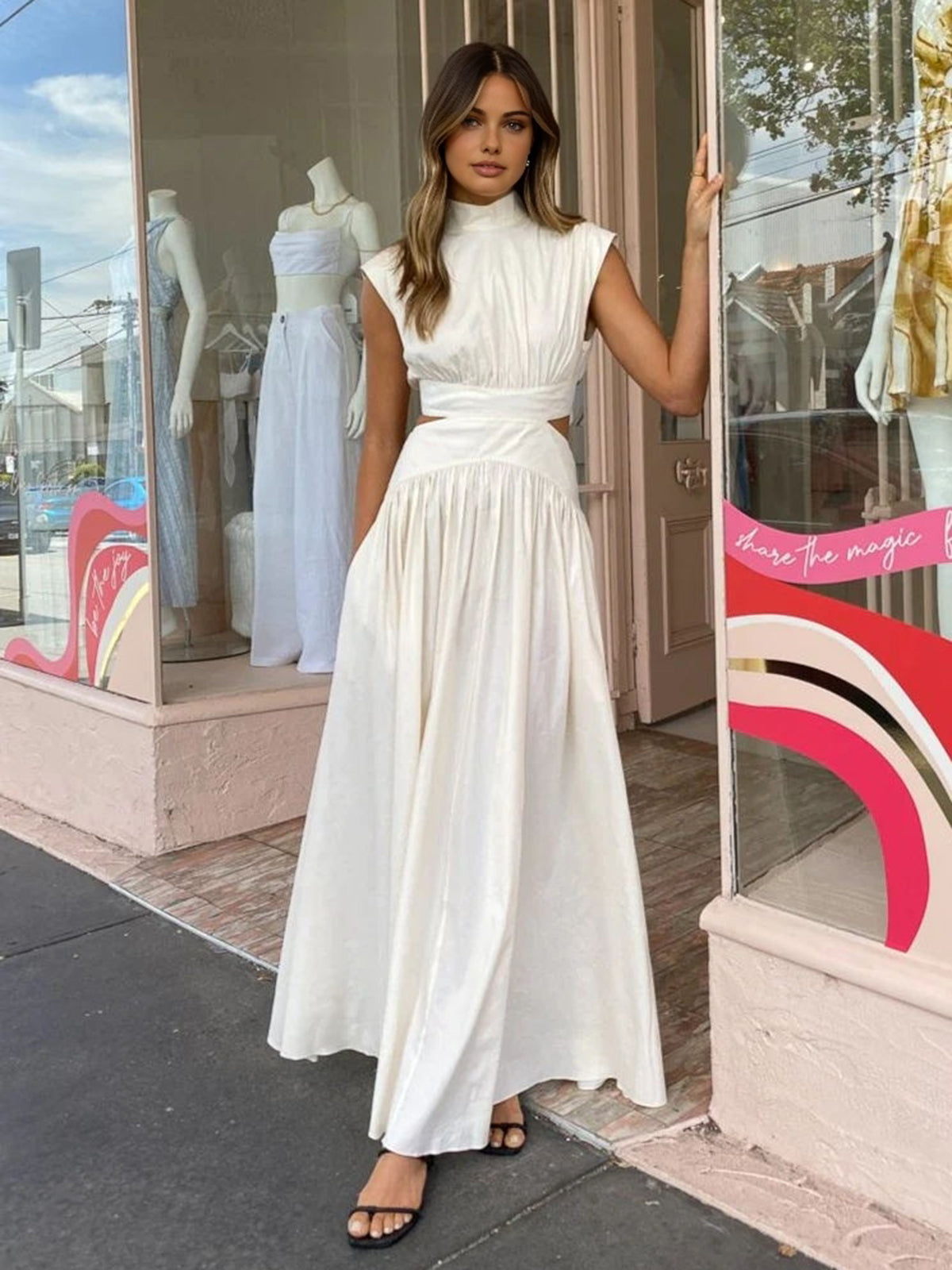 Luciana – Langes Kleid mit Stehkragen und Cut-outs