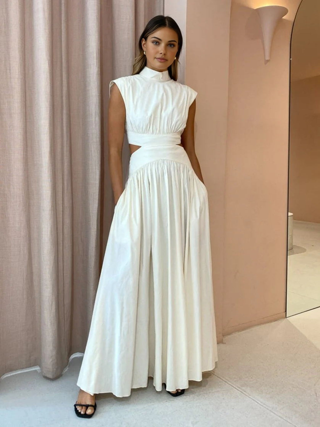 Luciana – Langes Kleid mit Stehkragen und Cut-outs