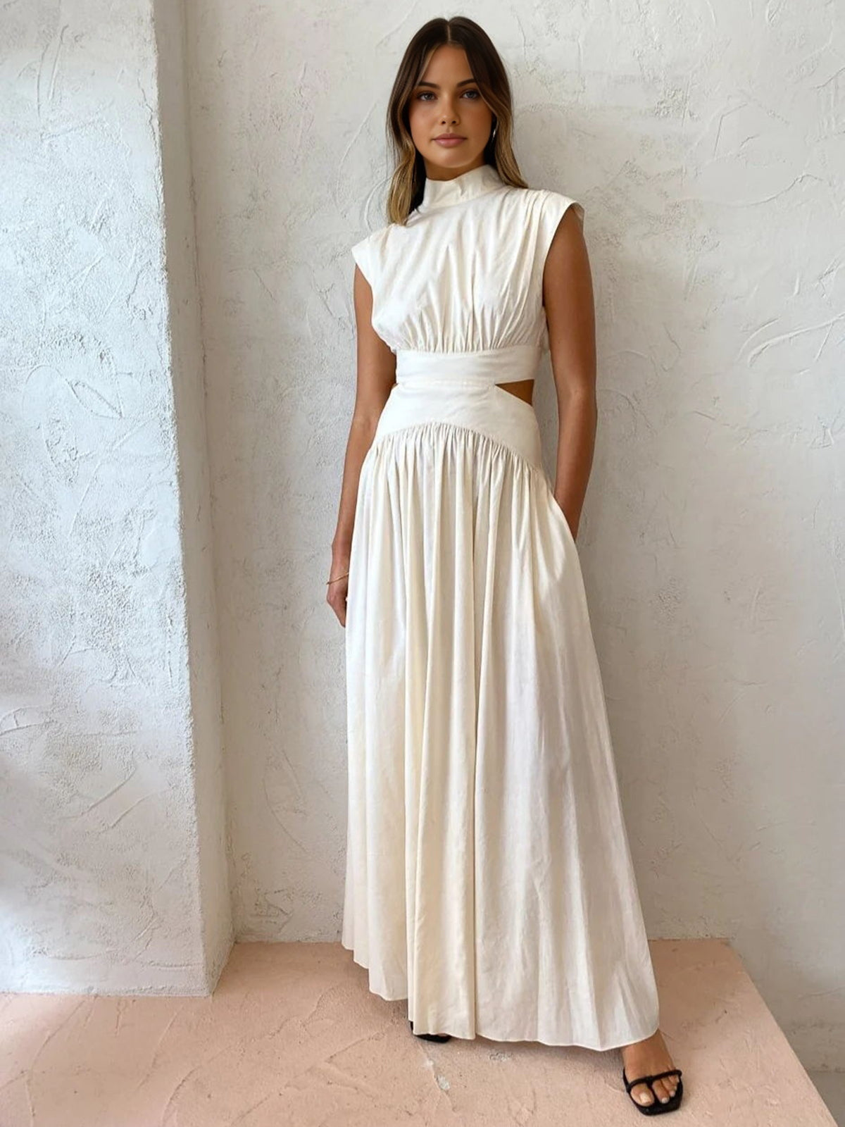 Luciana – Langes Kleid mit Stehkragen und Cut-outs