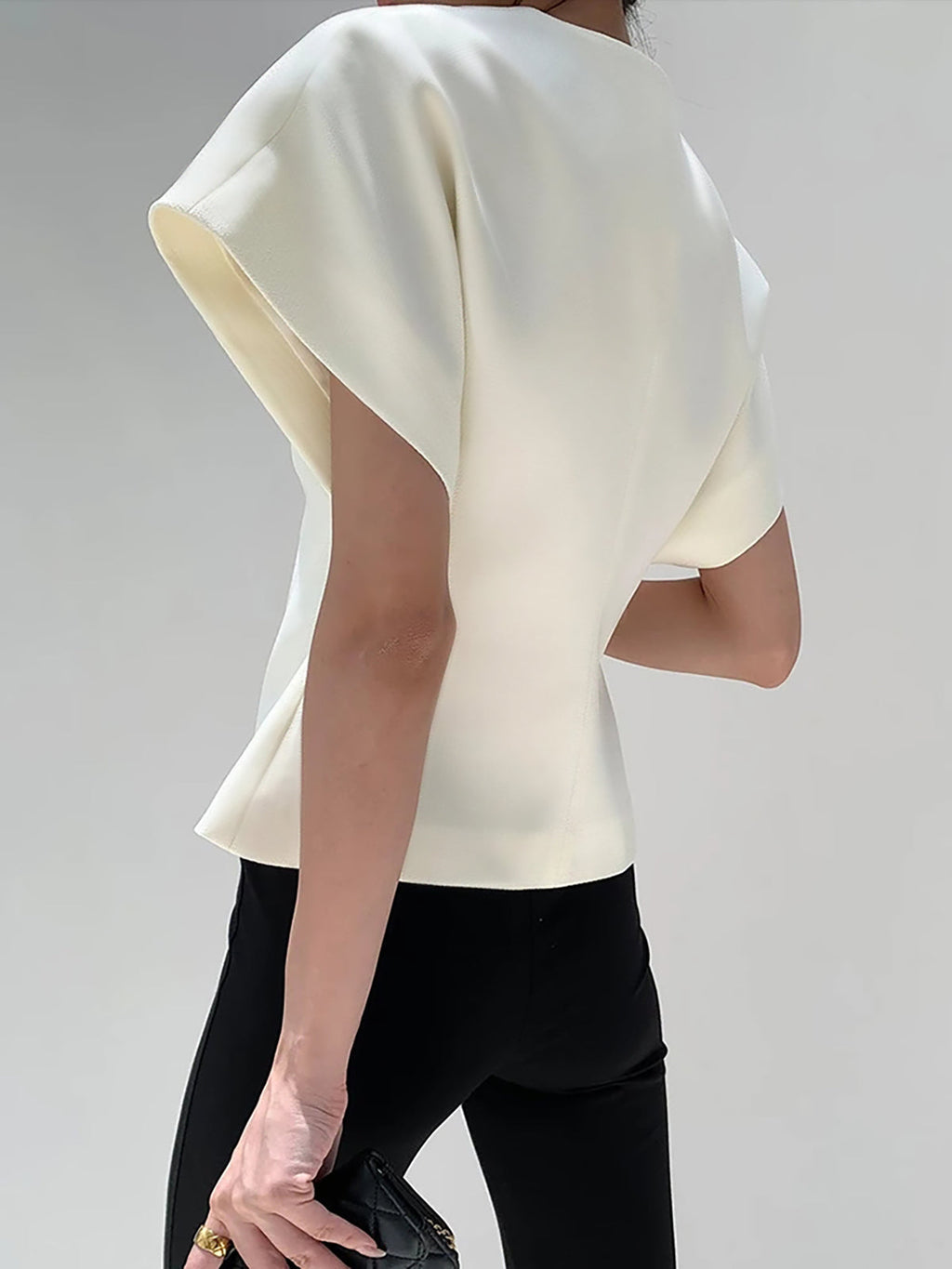 Claudia – Damen V-Ausschnitt Bluse mit strukturierter Silhouette