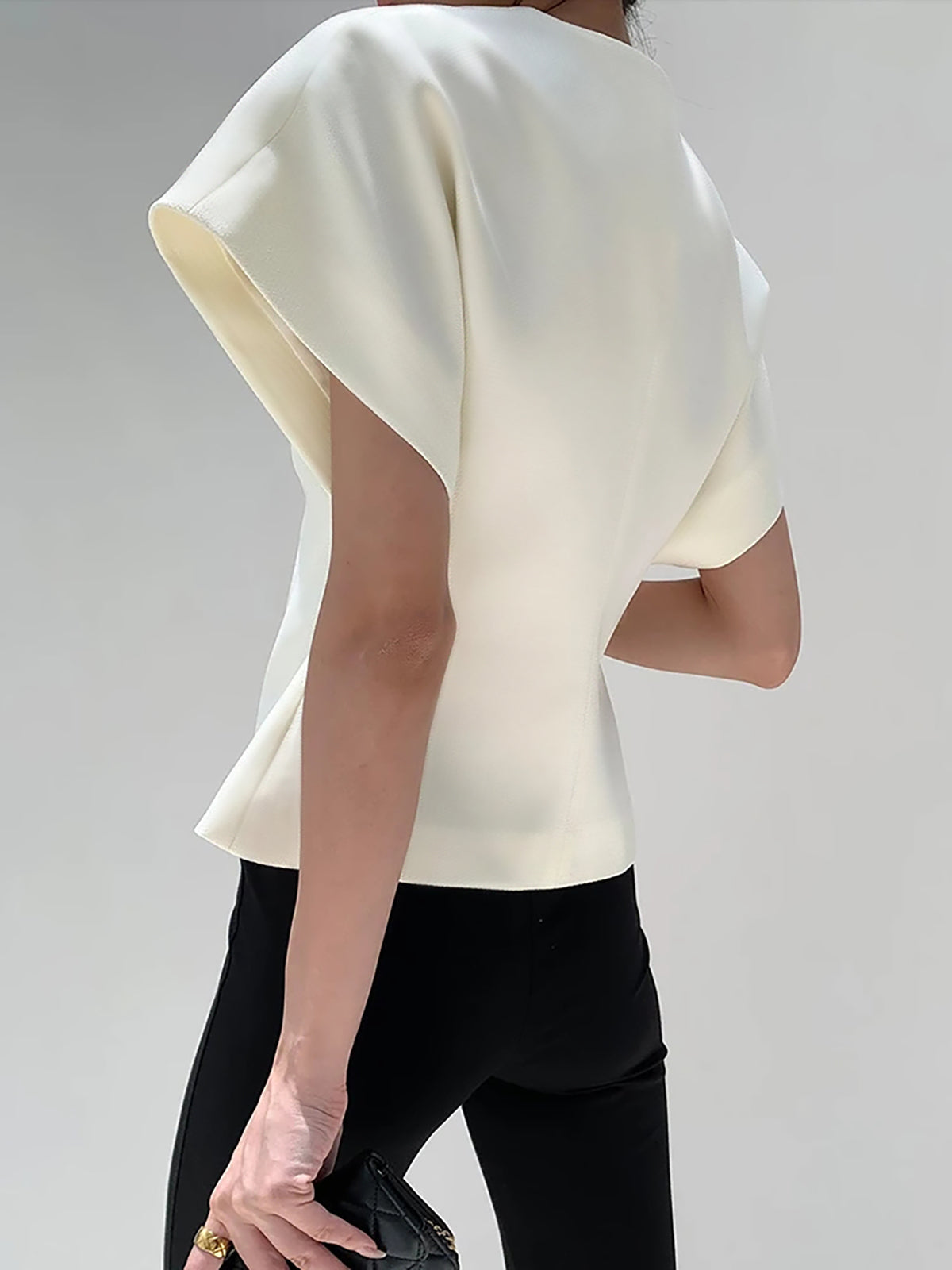 Claudia – Damen V-Ausschnitt Bluse mit strukturierter Silhouette