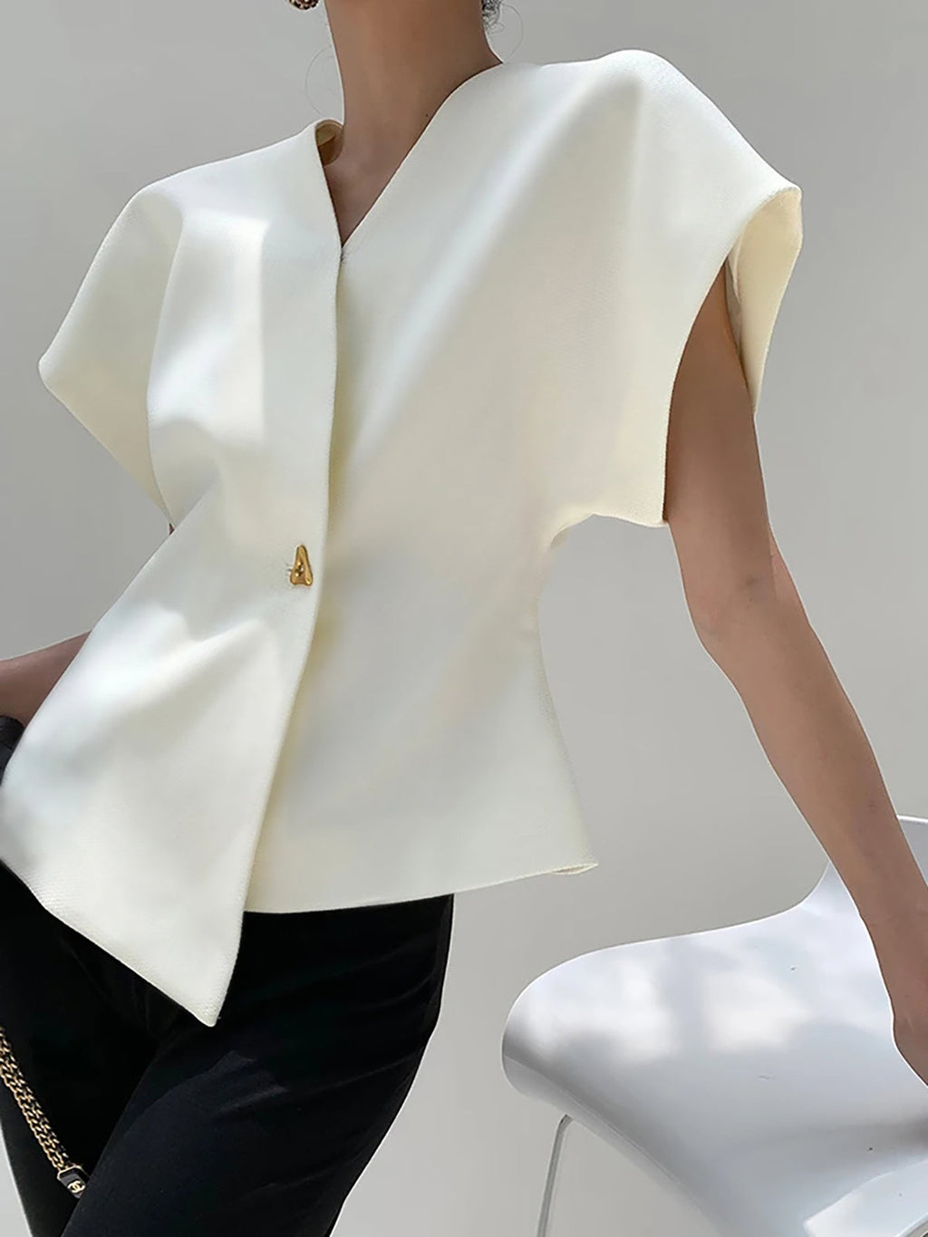 Claudia – Damen V-Ausschnitt Bluse mit strukturierter Silhouette