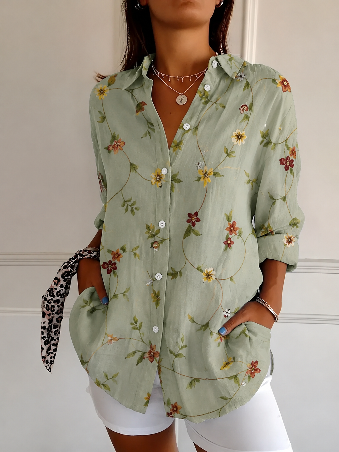 Verena – Damenbluse mit verspieltem Blumenmuster