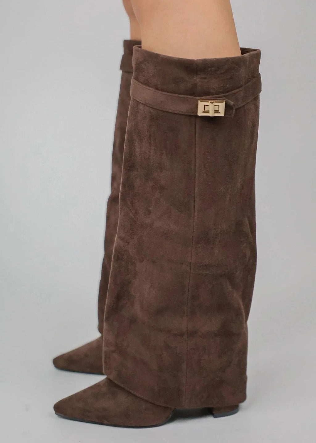Elegante kniehohe Stiefel für Damen - J&B mit geradem Schaft und spitzem Ende - 4 - Atelier-Zofia