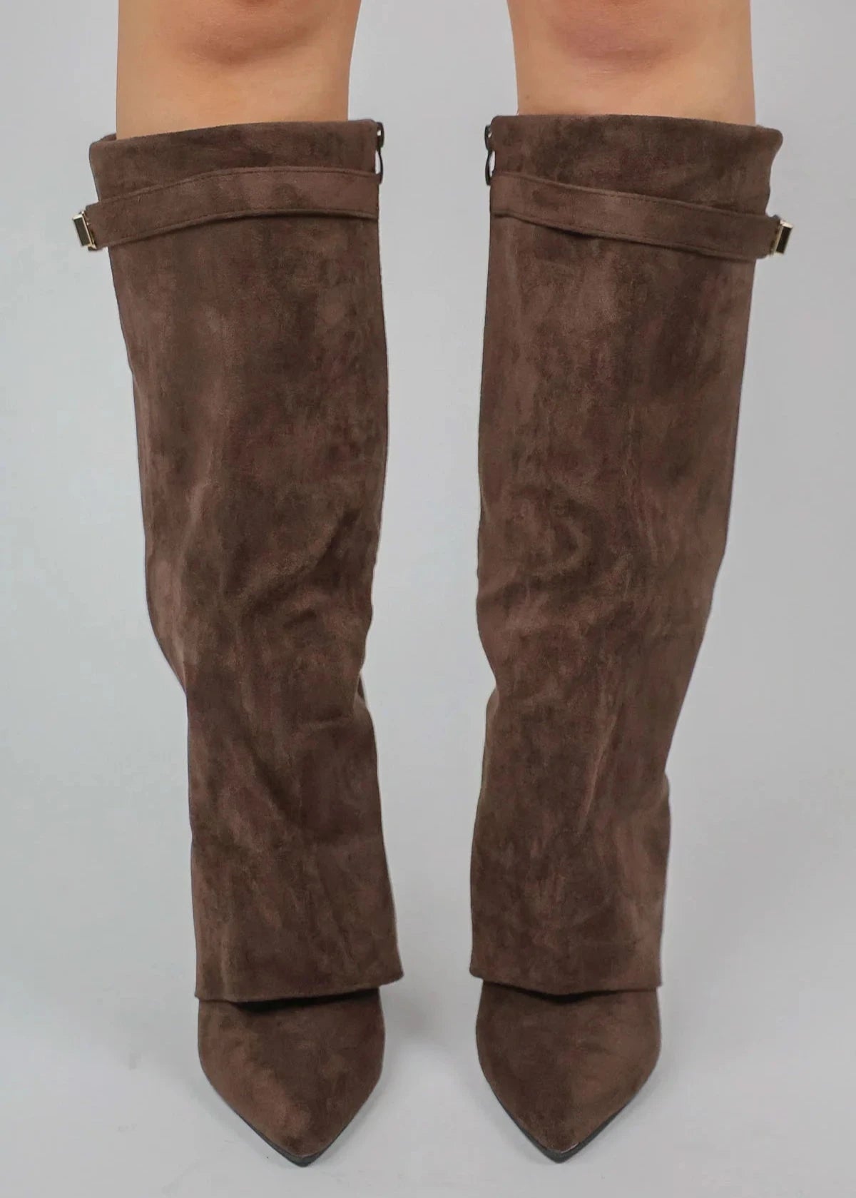 Elegante kniehohe Stiefel für Damen - J&B mit geradem Schaft und spitzem Ende - 11 - Atelier-Zofia