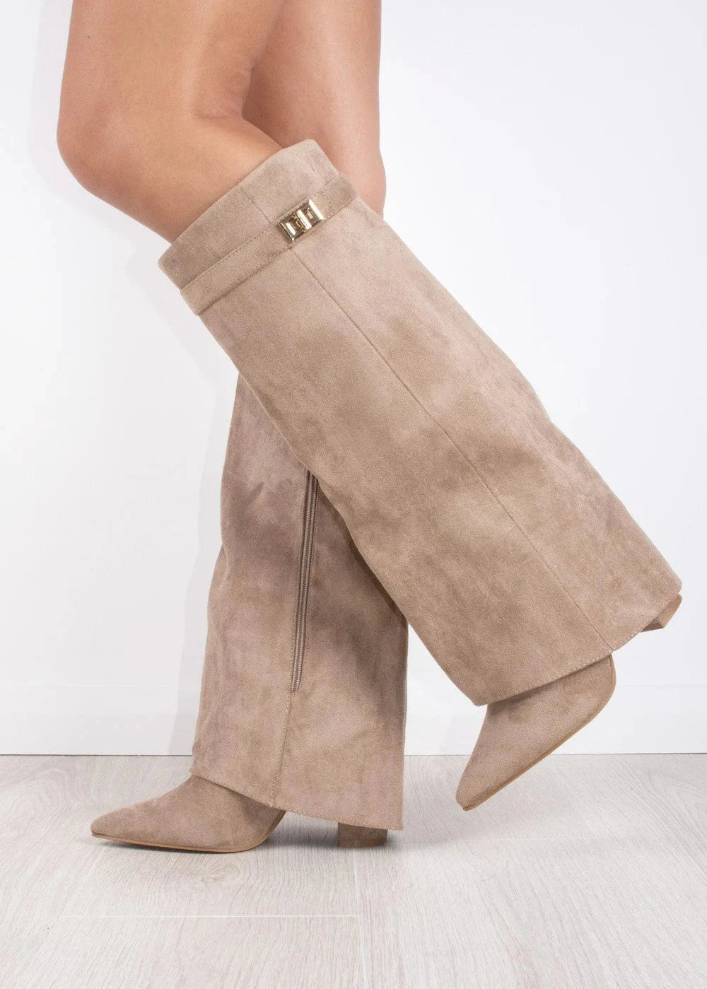 Elegante kniehohe Stiefel für Damen - J&B mit geradem Schaft und spitzem Ende - 2 - Atelier-Zofia