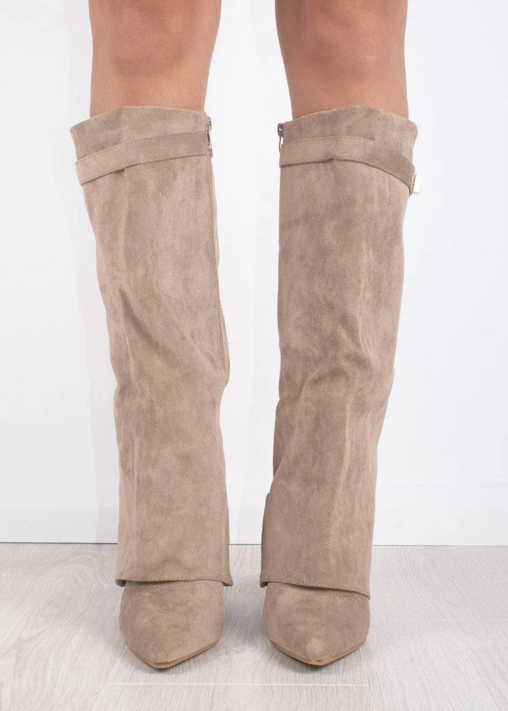 Elegante kniehohe Stiefel für Damen - J&B mit geradem Schaft und spitzem Ende - 10 - Atelier-Zofia