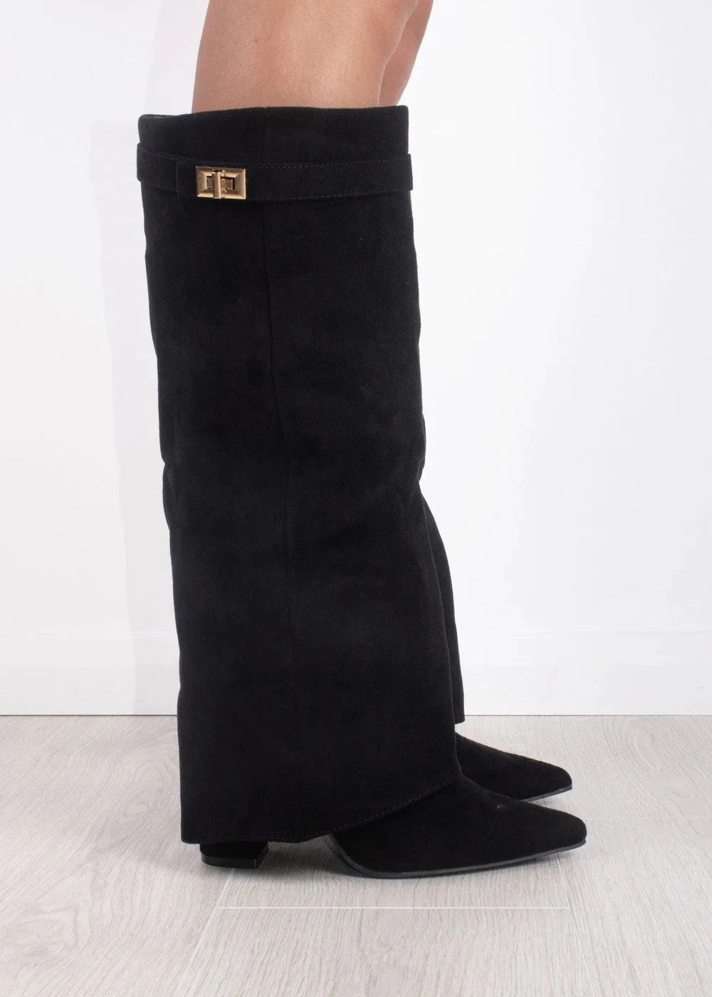 Elegante kniehohe Stiefel für Damen - J&B mit geradem Schaft und spitzem Ende - 6 - Atelier-Zofia