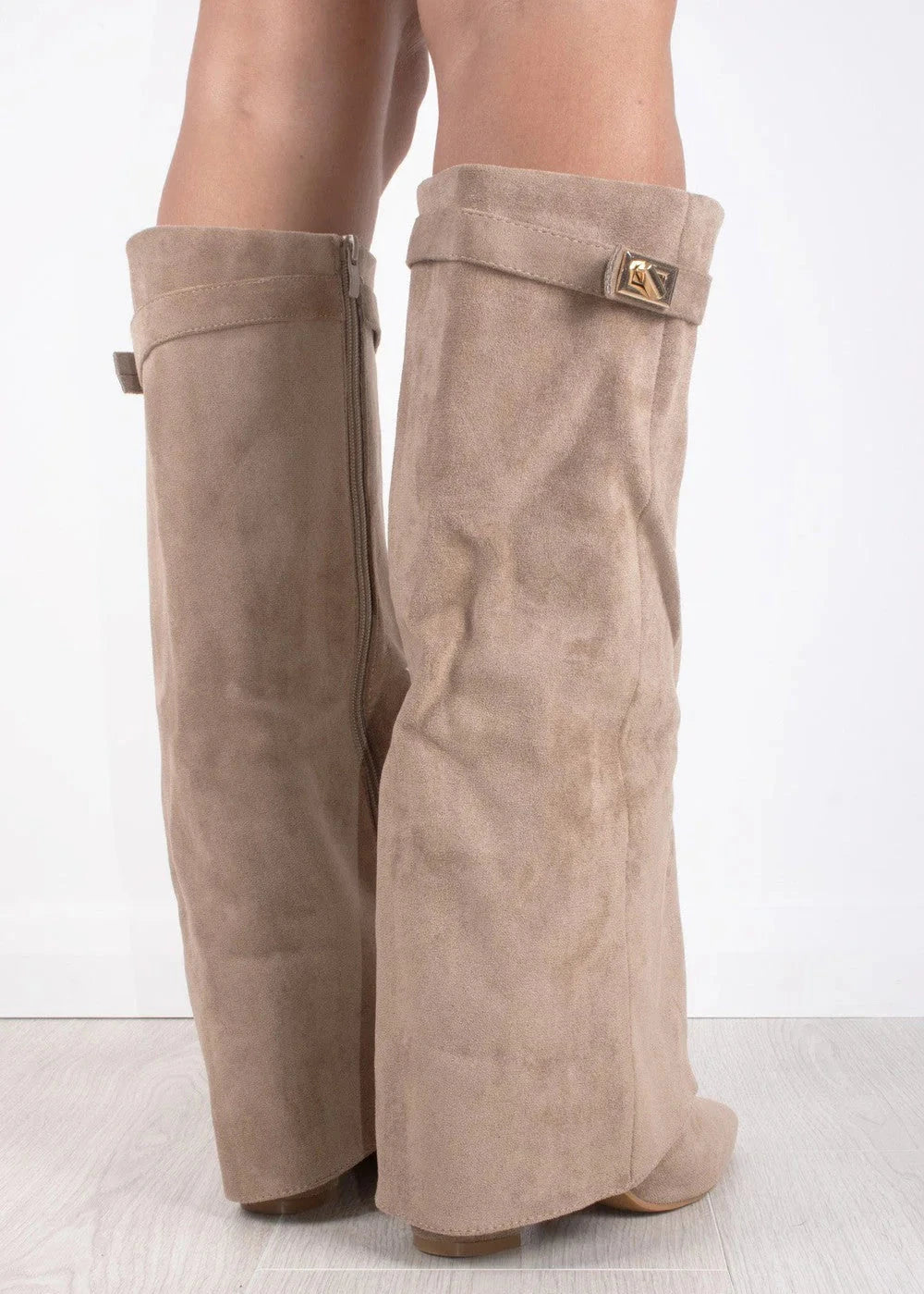 Elegante kniehohe Stiefel für Damen - J&B mit geradem Schaft und spitzem Ende - 9 - Atelier-Zofia