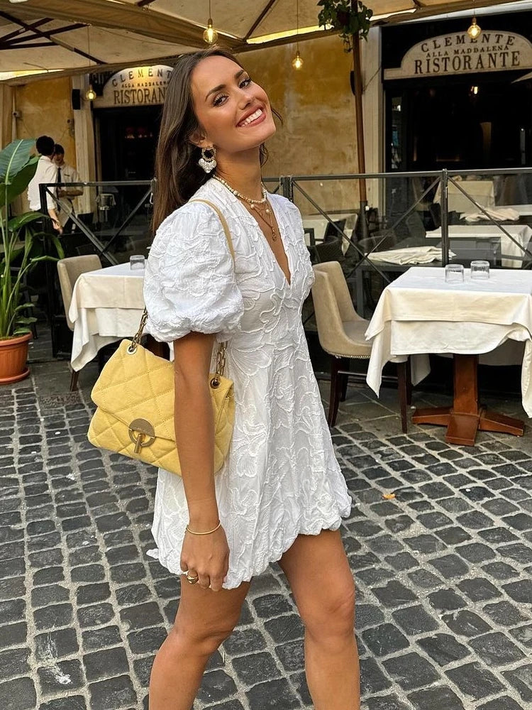 Amelia – Elegantes Kleid mit bestickten Rüschen