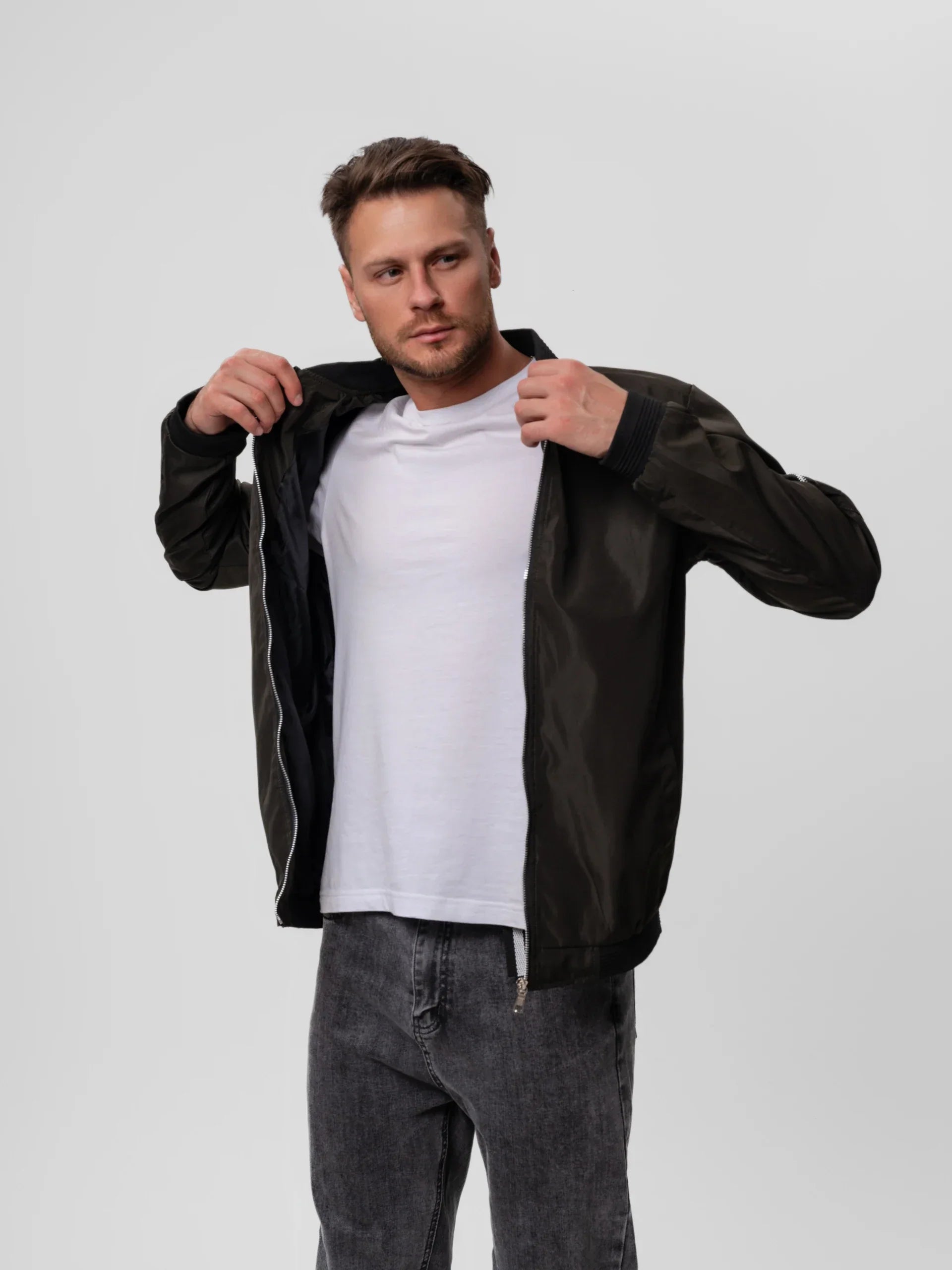 Schlanke Herren-Bomberjacke mit Reißverschluss - J&B - 8 - Atelier-Zofia
