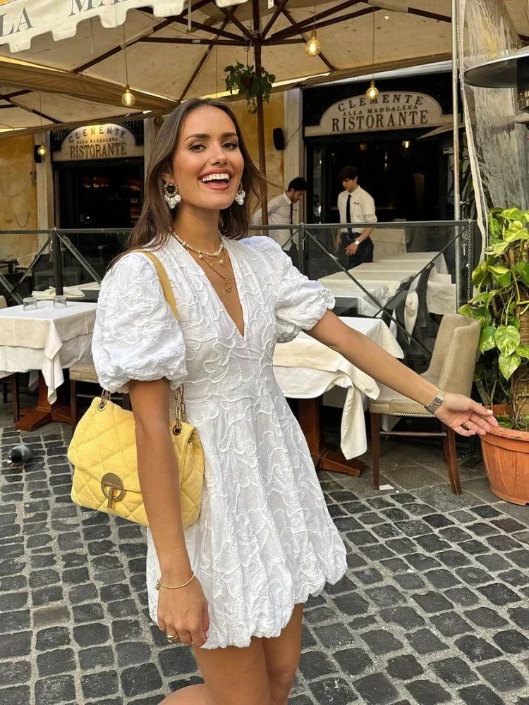 Amelia – Elegantes Kleid mit bestickten Rüschen